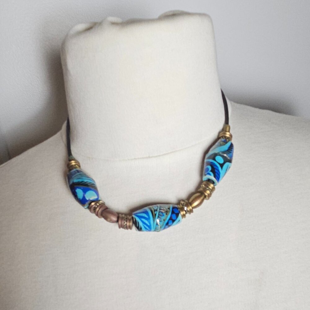 NECKLACE OF THREE WOODEN BEADS AND ANTIQUE GOLD TONE